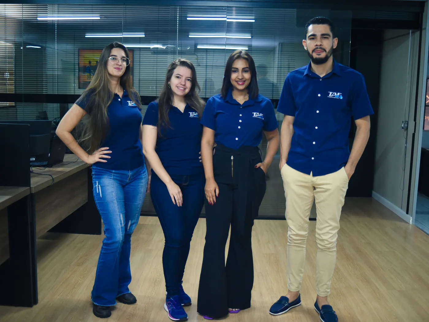 Equipe da TAF Equipamentos no escritório de engenharia.