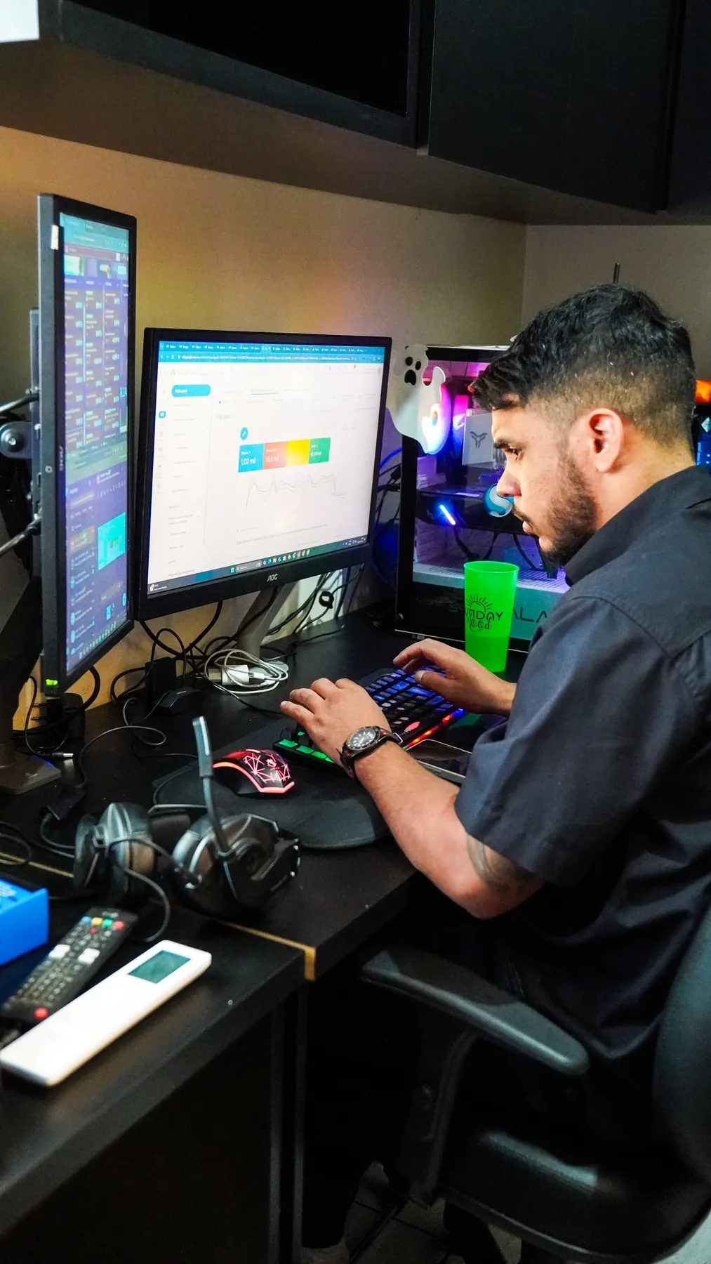 Colaborador trabalhando em setup com iluminação RGB na Salazar Digital.