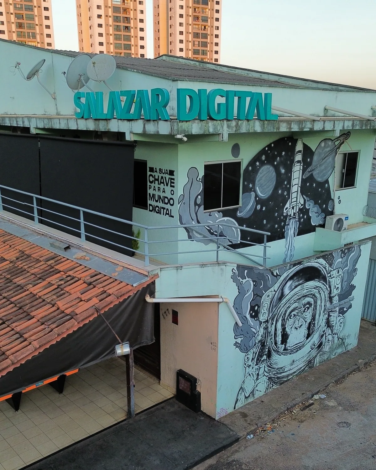 Fachada da sede da Salazar Digital com o letreiro e o mural de astronauta.